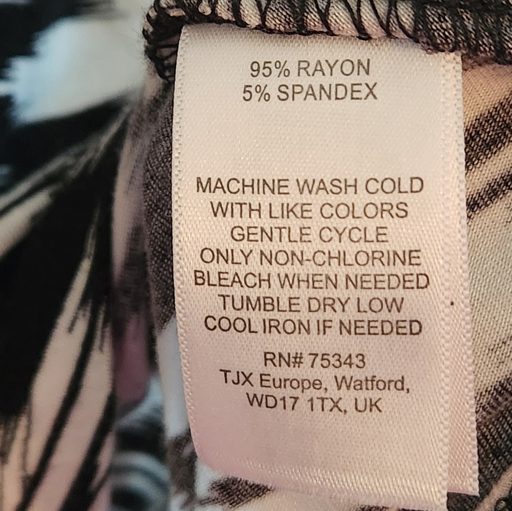 (4 For $20) Cynthia Rowley Black and White print blouse. Size 1X.   Soft pattern - Picture 4 of 5